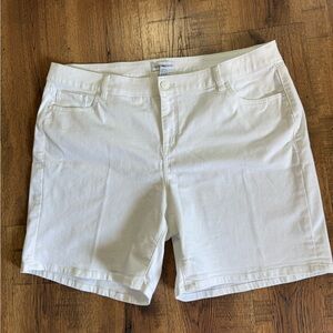 LANE BRYANT Mid-Rise Girlfriend White Denim Shorts Plus Size 20 Stretch Cotton